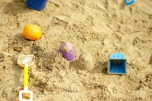 arena excavación juguete el plastico para niños juguetes en el arena, playa recreación para niños. foto