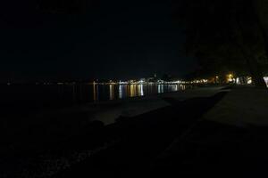 noche imagen terminado el playa y el iluminado pueblo de fazana en istria foto