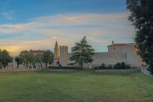 ver terminado el torneo jardines en frente de el medieval castillo de el istria pueblo de svetvincenat foto