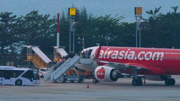 phuket, thailand februari 27, 2023 antal fot av passagerare ombordstigning ett airasia plan på phuket flygplats. passagerare plan. resa begrepp. modern internationell flygplats video