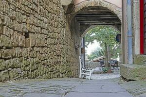 imagen desde el pueblo de Groznjan con idílico adoquinado calles y edificios hecho de natural Roca foto