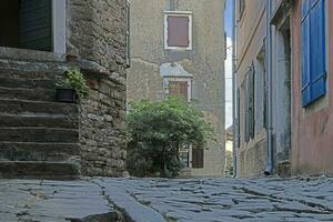 imagen desde el pueblo de Groznjan con idílico adoquinado calles y edificios hecho de natural Roca foto