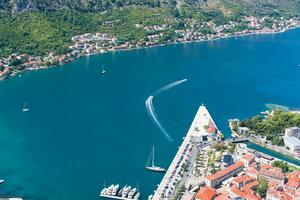 el bahía de kotor con yates y barcos montenegro parte superior vista. selectivo enfocar. foto