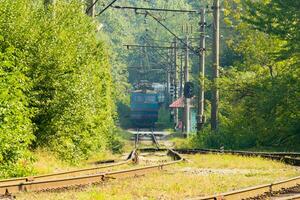 antiguo azul tren es llegando a el plataforma a el ferrocarril estación foto