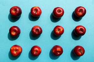 muchos rojo manzanas en de colores fondo, parte superior vista. otoño modelo con Fresco manzana encima ver foto