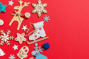 vista superior de juguetes y decoraciones navideñas sobre fondo rojo de navidad. concepto de tiempo de año nuevo con espacio de copia foto