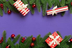 Navidad decoraciones y abeto árbol rama y regalo caja oscuro mesa. parte superior ver marco con Copiar espacio foto