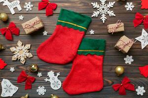 Papa Noel rojo calcetín parte superior ver en el color antecedentes con vacío espacio. Navidad antecedentes foto