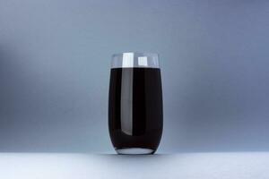 vaso de Cereza jugo aislado en blanco antecedentes con Copiar espacio foto