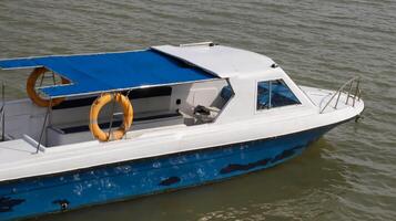 pequeño pasajero motor barco con nadie dentro unión cósmica, estacionamiento o flotante en el agua. foto