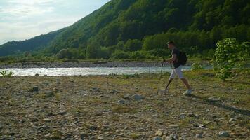masculino turista con protésico pierna es excursionismo solo en naturaleza en verano vacaciones video