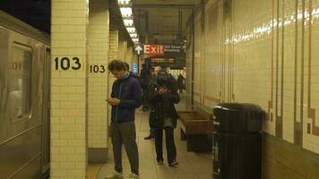 Novo Iorque cidade, EUA - novembro 22, 2018 pessoas em metrô estação - 103º rua. trem Aproximando video