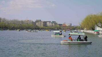 Beijing, China - marzo 15, 2019 personas en barcos a qianhai lago. beihai parque video