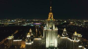 Moscú, 2018 - Moscú estado Universidad y iluminado Moscú horizonte a invierno noche. Rusia. aéreo vista. zumbido es volador hacia arriba y a el izquierda. estableciendo disparo.. video