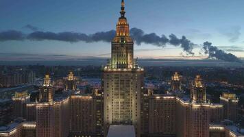 Moscou, 2018 - Moscou Etat Université et illuminé Moscou horizon à glacial hiver soir. Russie. aérien voir. drone est en volant en arrière et vers le haut. établissement coup video