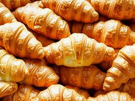 croissants son en el formar de un cesta, cerca arriba. foto