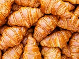 croissants son en el formar de un cesta, cerca arriba. foto