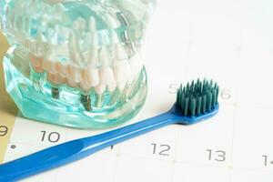 dental cita recordatorio en calendario, sano dientes, dental salud cuidado. foto