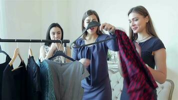 les filles choisir Robes mode boutiques video