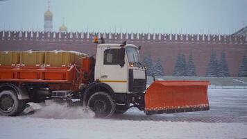 kamaz borra nieve desde el rojo cuadrado en Moscú. técnica elimina nieve desde rojo cuadrado. foto