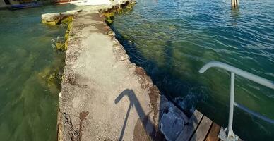 hormigón muelle en el mar foto