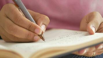 close-up da mão de mulheres escrevendo no bloco de notas. video