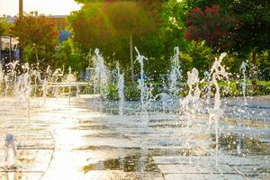 agua fuente con salpicaduras de agua para relajación y frescura de el ciudad y parques foto