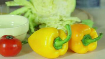 mesa con vegetales para cena video