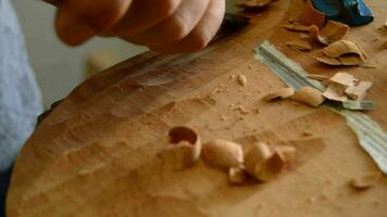 luthier trabajando con un cincel en lugar de trabajo video