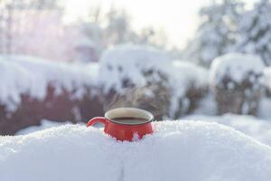 café en un taza en el antecedentes de un invierno tema foto