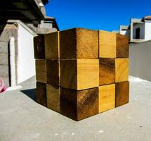 un de madera cubo sentado en parte superior de un hormigón superficie foto