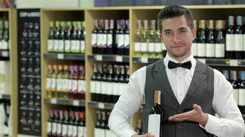 confiante masculino sommelier segurando vinho garrafa video