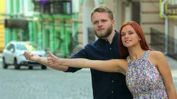 turistas viajando pedindo carona através a velho Cidade video