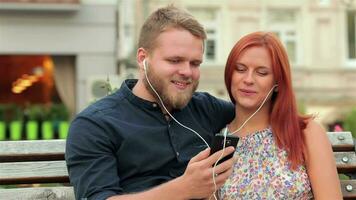 Paar auf das Bank Hör mal zu Musik- video