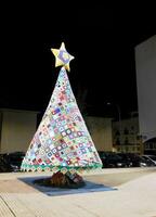 Navidad árbol hecho de tejer con hilos de muchos colores foto