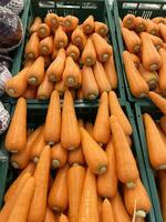 Fresco orgánico zanahorias en el mercado foto