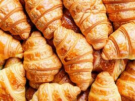 croissants son en el formar de un cesta, cerca arriba. foto