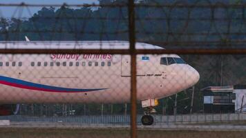 phuket, Tailandia enero 23, 2023 pasajero aeronave boeing 767 de domingo aerolíneas rodaje a phuket aeropuerto. imágenes de avión en el calle de rodaje delantal, avión video