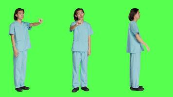 medizinisch Spezialist tun Nein Zeichen auf Kamera, präsentieren Negativ Reaktion und seine Missbilligung. asiatisch Gesundheitswesen Krankenschwester Sein unzufrieden und enttäuscht Über etwas, nicht einverstanden. video