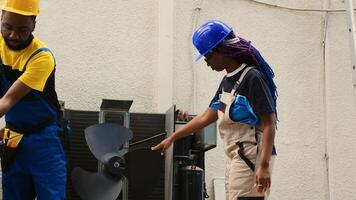 conocedor ingeniero y eficiente técnico apertura arriba antiguo defectuoso hvac sistema a reemplazar eso con nuevo ejecutante fuera de aire acondicionador después drenando freón y reemplazando conductos foto