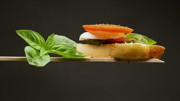 frisch Scheibe von Brot mit Pesto Soße, Mozzarella und Tomate video