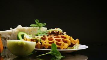 cozinhou duas cores vegetal waffles fez a partir de repolho e cenouras. video