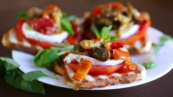 beredd smörgås med tomater, mozzarella och friterad äggplanta med svamp. video