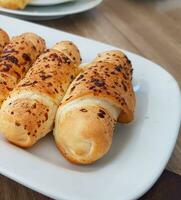 delicioso horneado queso rollos, horneado crujiente queso un pan en un abastecimiento evento, seleccionado enfocar, queso envuelto en un pan y horneado foto