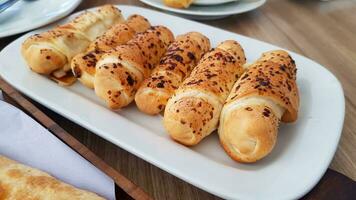 delicioso horneado queso rollos, horneado crujiente queso un pan en un abastecimiento evento, seleccionado enfocar, queso envuelto en un pan y horneado foto