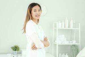 dermatología y belleza clínica, retrato estético doctor, VIP cliente por experto dermatólogos belleza salón, spa, masaje con equipo a a ayuda relajarse, fisioterapia, relajante masaje, tratamiento foto