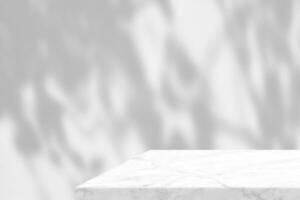 blanco mármol mesa esquina con ligero haz, sombra, y destacar en hormigón pared fondo, adecuado para producto presentación fondo, mostrar, y burlarse de arriba. foto