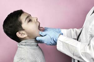 médico examinando preescolar niño foto