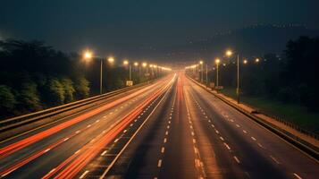 coche ligero caminos en el autopista a noche. resplandor luces en la carretera foto