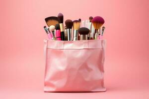 compras bolso con maquillaje cepillos en rosado fondo, belleza y Moda concepto foto